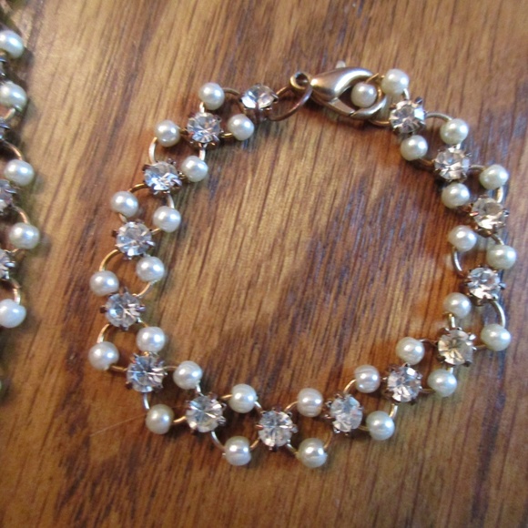 Unique Child's 3 Piece Pearl Jewelry Set Necklace Earrings Bracelet - Picture 5 of 6